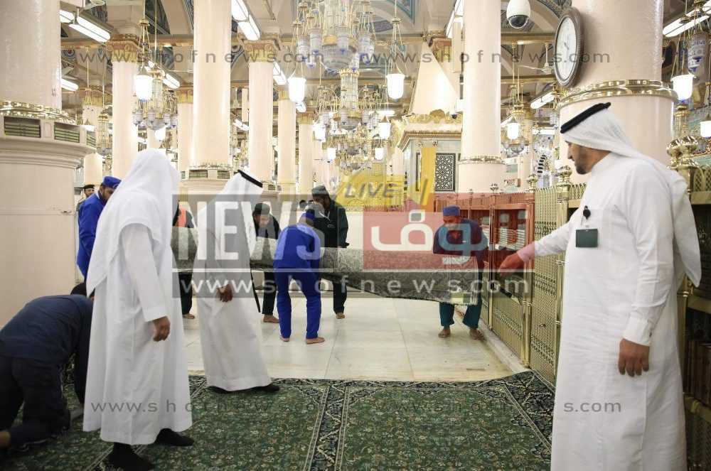 فرش المسجد الحرام ب25ألف سجادة جديدة.