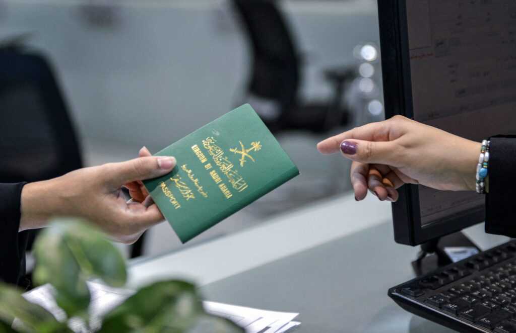 جواز السفر السعودي الجديد يتزين بالإبل 